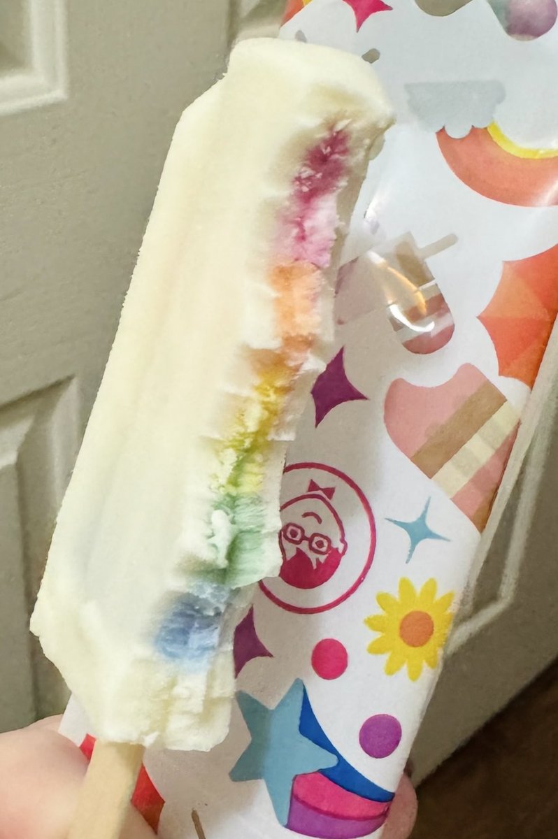 IvyraViolette's tweet photo. i never knew ice cream could be so cute…?! it’s RAINBOW on the inside 😭😭😭 where has this been my whole life https://t.co/CYeqGIy9vz
