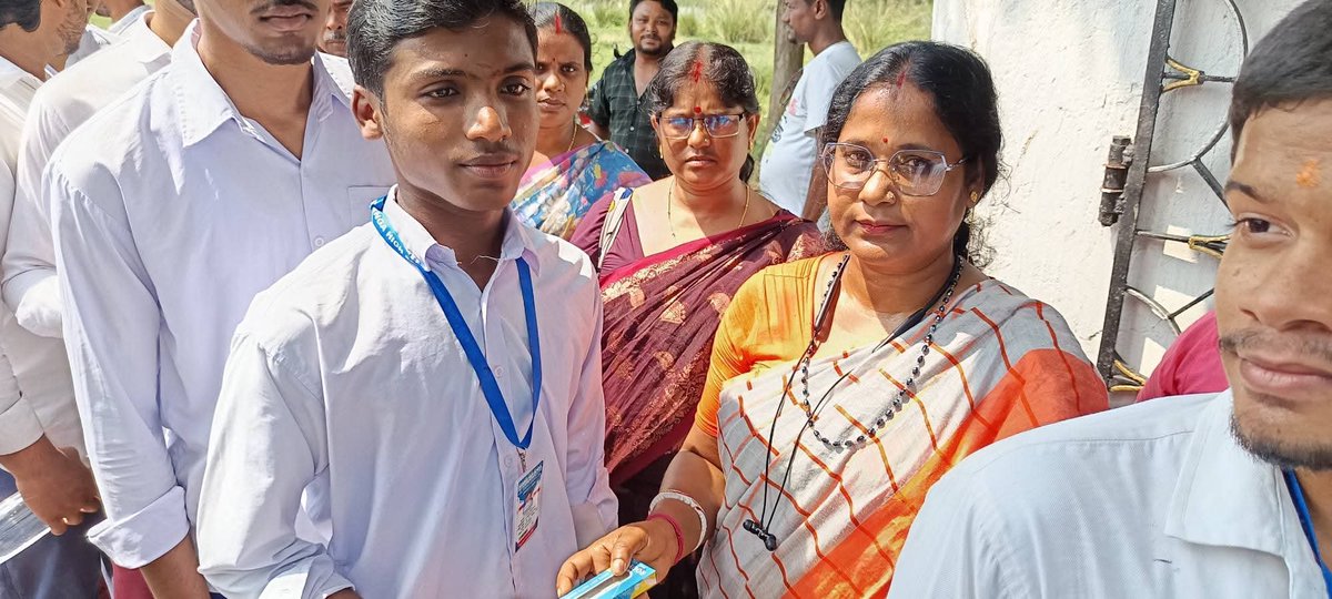 shampamathur's tweet photo. আজ খন্ডঘোষ বিধানসভার ৫ নাম্বার মন্ডলে জুবিলা প্রগতি বিদ্যানিকেতনে উচ্চ মাধ্যমিক পরীক্ষার্থীদের কে উৎসাহ প্রদানের জন্য  সেবা মেরা যোগদানে তাদেরকে  চন্দনের ফোটা , পেন ও জলের বোতল দিয়ে শুভেচ্ছা জানানো হলো। 
#সেবাসঙ্কল্পঅভিযান 
#বিজেপি 
#নরেন্দ্রমোদি
#নীতিননবীন https://t.co/MusVawjlTv