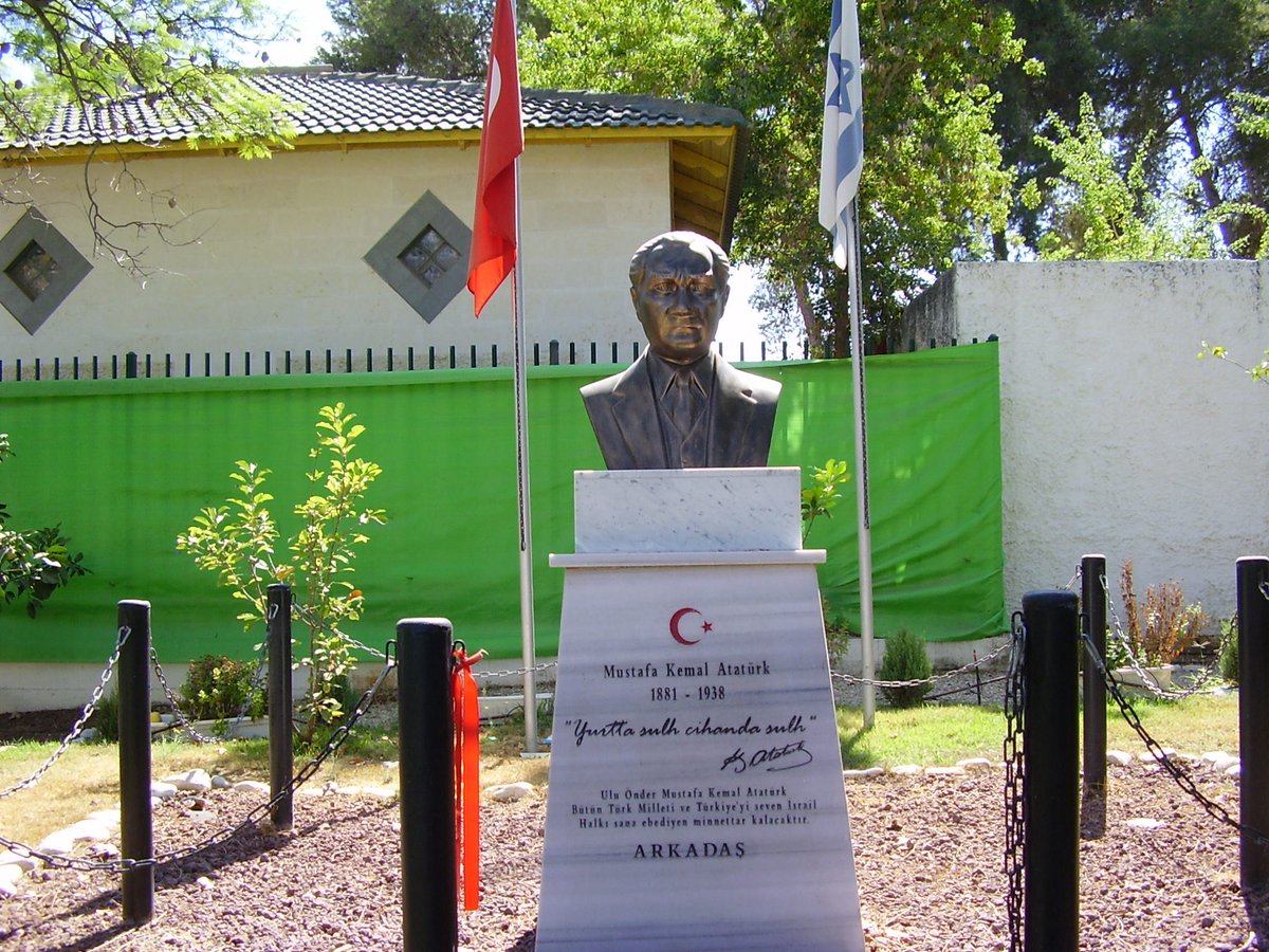 QandilXAssassin's tweet photo. Netanyahu, Kürt milletini bu kadar düşünüyorsa, öncelikle Dersim ve Zilan’da Kürtlere yönelik katliam yapan  Atatürk’ü soykırımcı olarak kabul edip İsrail’deki Atatürk heykelini yıksın. https://t.co/1wSoG9QPCs