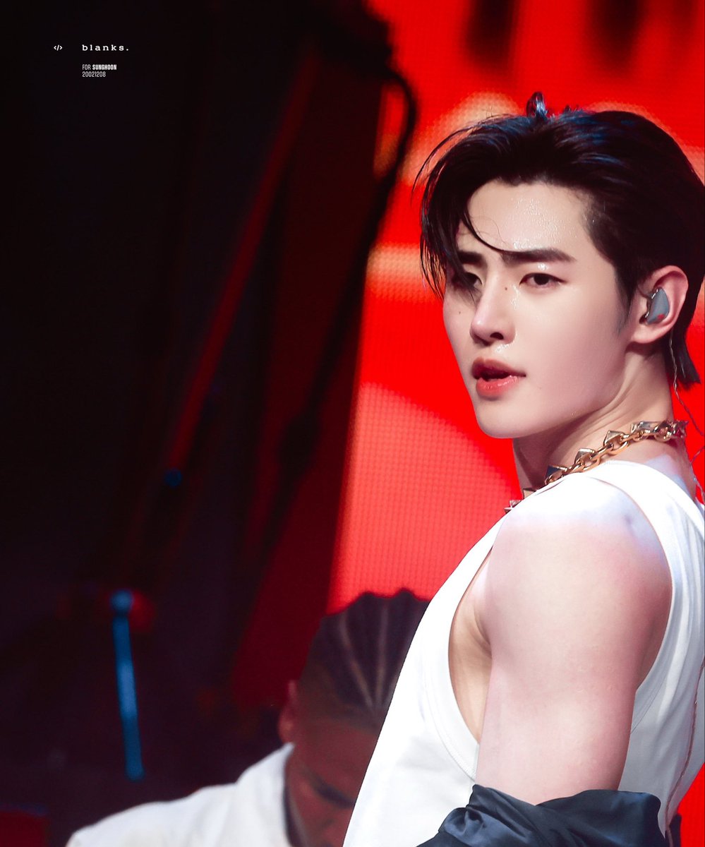 Angrande27's tweet photo. white looks so dangerous on him 🔥 https://t.co/JpbjWkKYkC