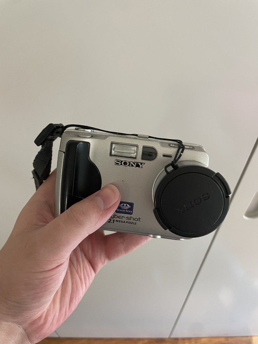 RegularlyBlue3D's tweet photo. the previous owner of my new sony digicam forgot to erase its gallery LOL

#backrooms #3d #cgi #b3d #blender #vfx https://t.co/d0FzI7nzJu