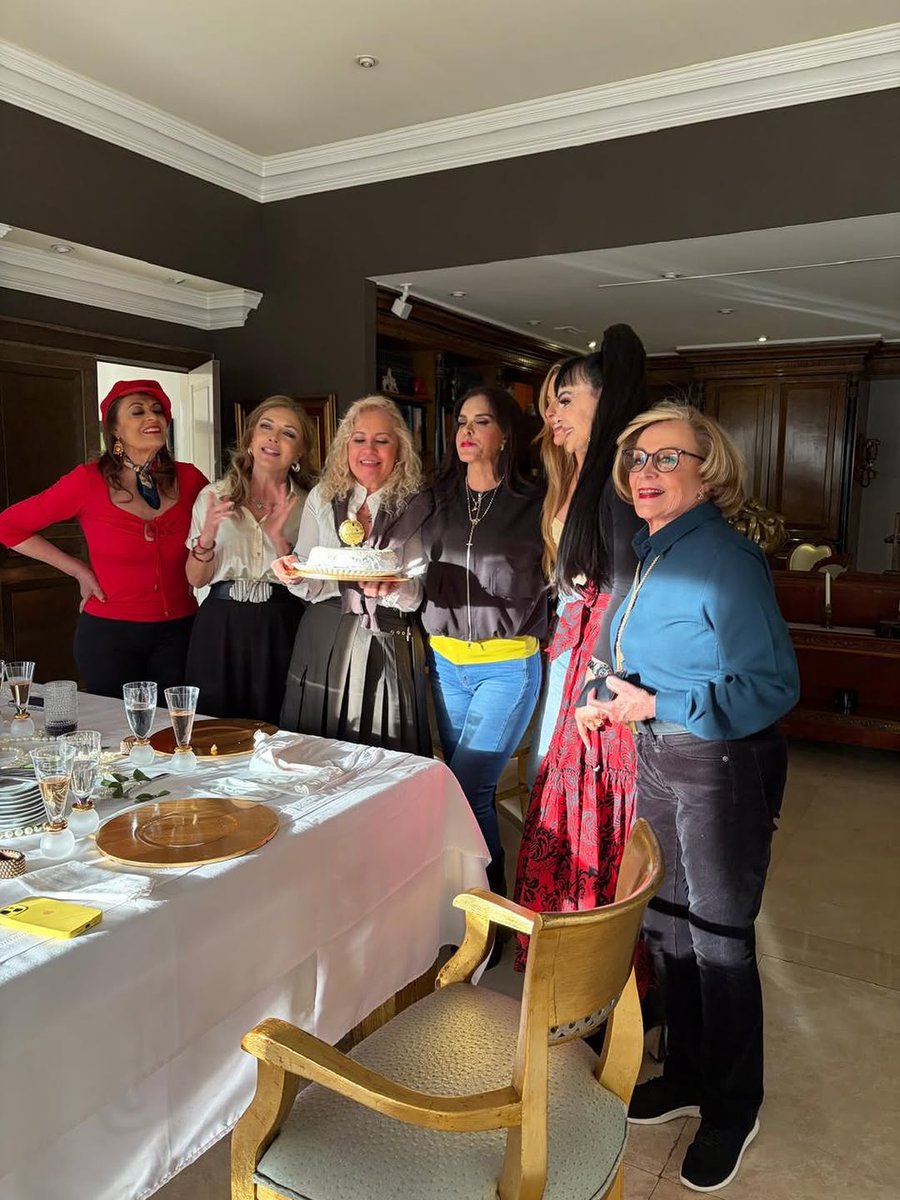 eileenm_7wl's tweet photo. Una tarde increíble compartiendo con amigas entrañables. Me encanta poder hablar de todo lo que se queda en esa sala con ustedes. Gracias  por ser nuestra anfitriona en este día tan especial. https://t.co/G4dWkWsi51