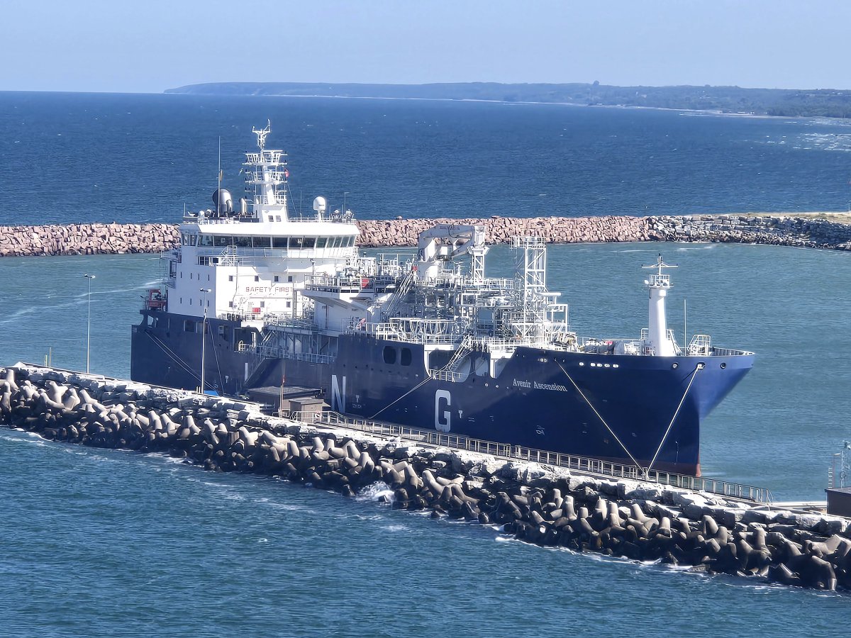 Andy_FSTA2025's tweet photo. This bunkering tanker was the first thing I noticed when we docked at Visby. Turns out this ship is the world's first bunker vessel to run continuously and entirely on 100% bio-LNG for its own propulsion, which cuts tons of carbon emissions annually. #AvenirAscension https://t.co/n502yY6nF6