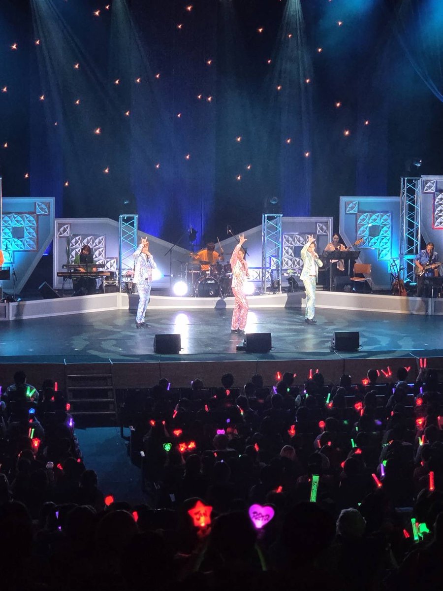 junretsu_gogami's tweet photo. ブログ書きましたよ。

いよいよ佳境に入ってきた今年の純烈コンサートツアー。

次回は静岡県は浜松公演。

今日の千葉公演にはスペシャルゲストで卒業した達也さんも参加！！
今年も最終公演まで無事に完走できますように。

https://t.co/I5us3OZ50j https://t.co/zMpakTZD5x