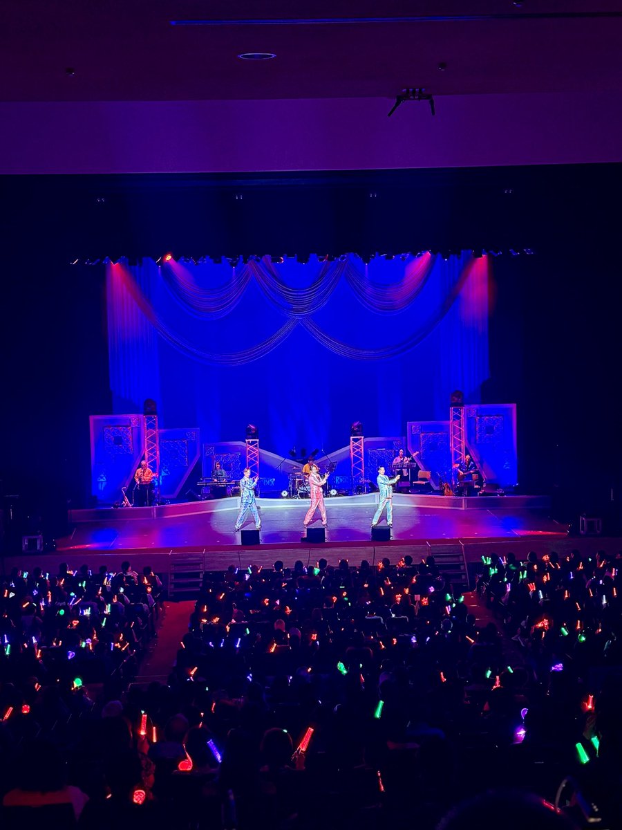 junretsu_gogami's tweet photo. ブログ書きましたよ。

いよいよ佳境に入ってきた今年の純烈コンサートツアー。

次回は静岡県は浜松公演。

今日の千葉公演にはスペシャルゲストで卒業した達也さんも参加！！
今年も最終公演まで無事に完走できますように。

https://t.co/I5us3OZ50j https://t.co/zMpakTZD5x