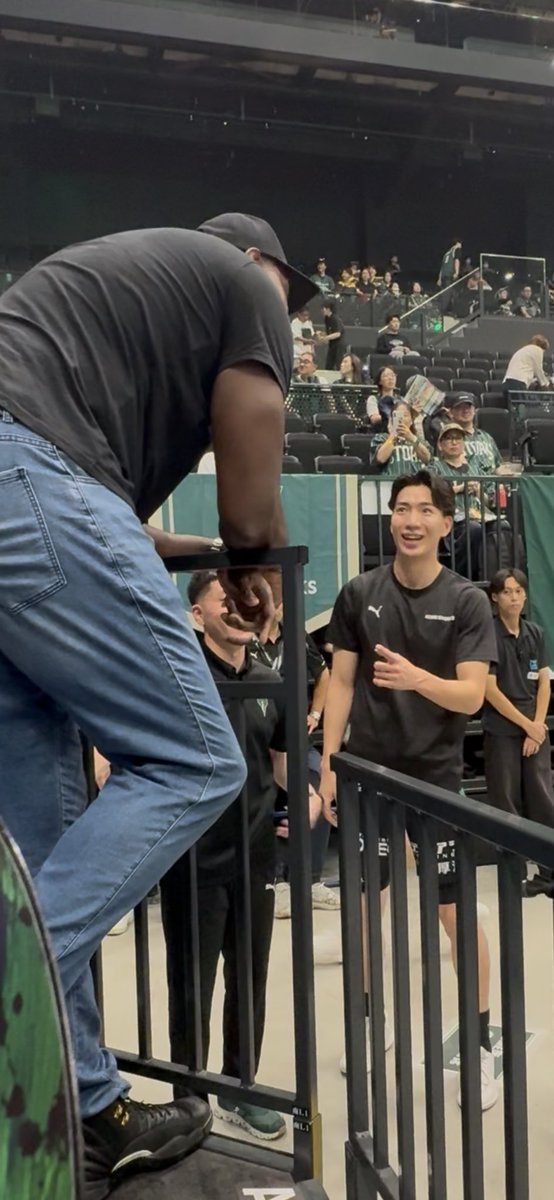 merlyn1017's tweet photo. きのうアイクとハグハグ王子の写真をあげましたが、あのあとこんなにペシペシベタベタしてました꒰笑꒱こんなメロいプリンスかねごん見たことなかったよ😊 https://t.co/azAe1OIZcb