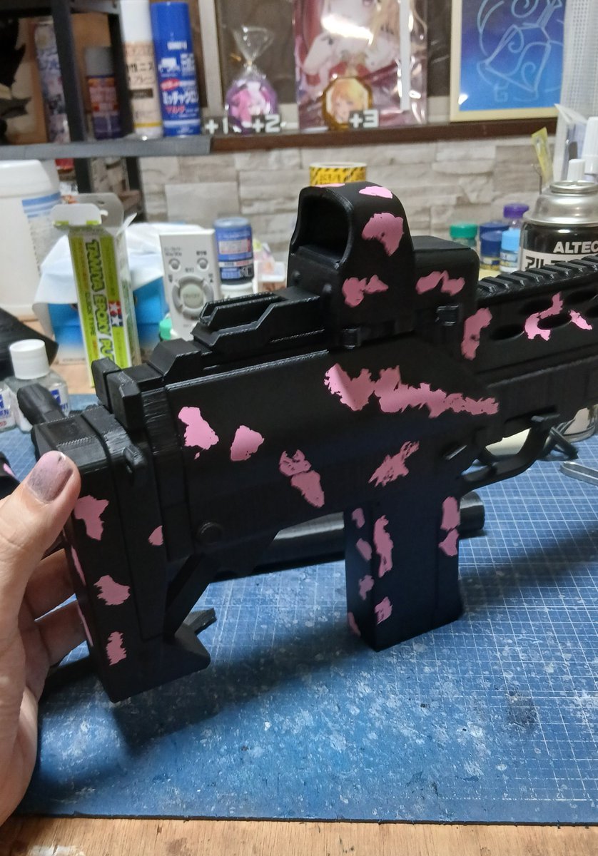 F3Si5's tweet photo. ✨ぽゆ銃のピンクの柄をつけた‼️🔥(ノ∀≦。)ノ⭐
なかなか体力が減る作業だな(笑) https://t.co/1YA3WNdAAJ