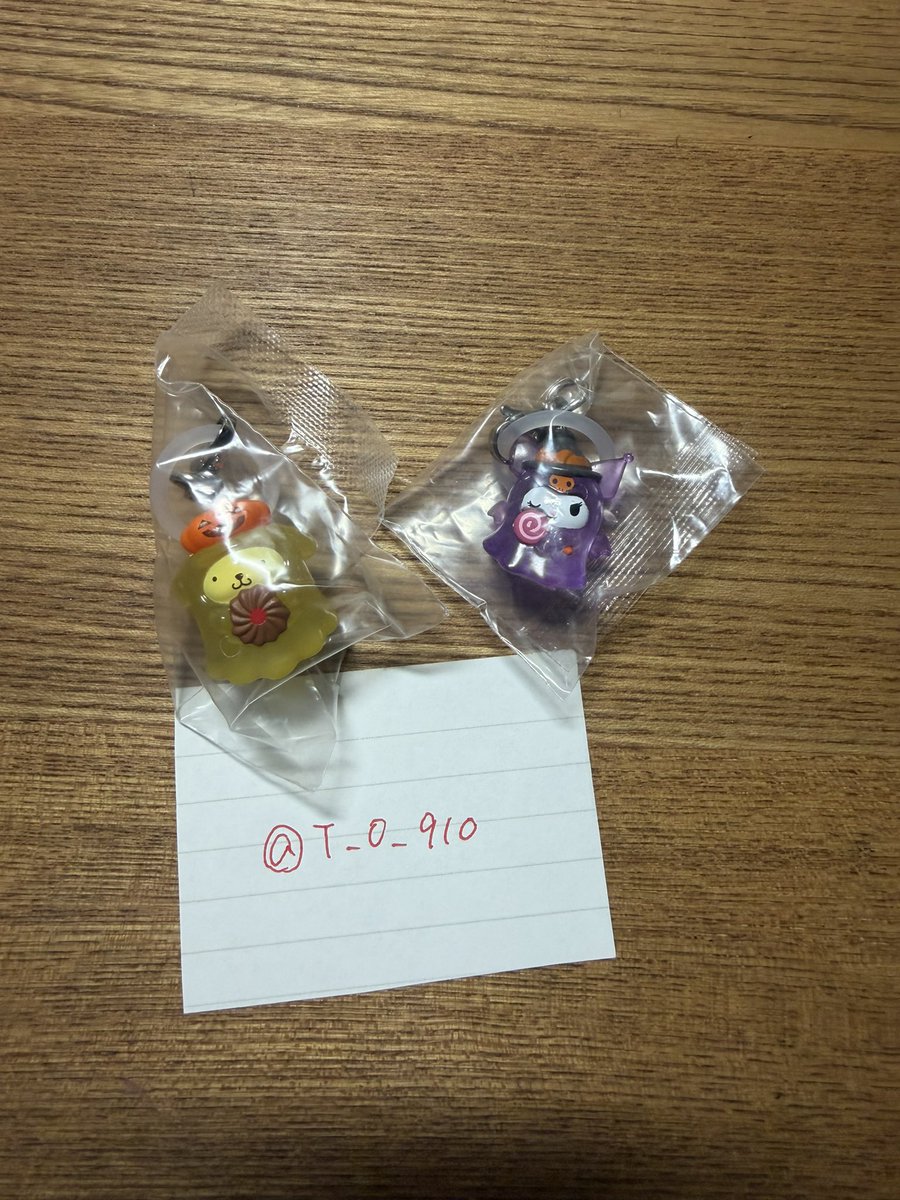 T_O_910's tweet photo. @meiwfg 初めまして。検索から失礼いたします🙇‍♀️
当方1枚目のものを所持しておりますが、2枚目に印をつけたキティとクロミと2:2で交換していただけないでしょうか？
ご検討よろしくお願いします。 https://t.co/WdUB99ruPf
