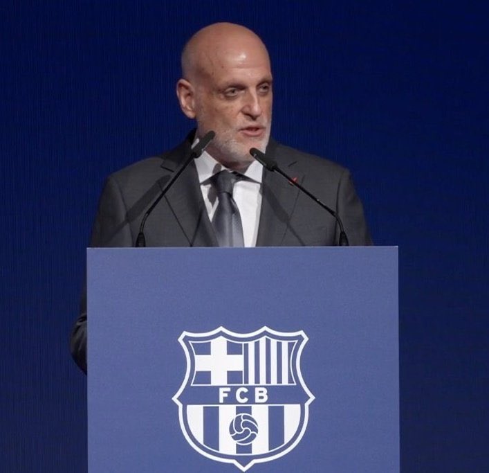 ESnomanu's tweet photo. El verano anterior, el Barcelona firmó un contrato de 40 millones, 10 por temporada, con el Congo. 

Con esa palanca, el Barça pudo inscribir a Joan García. 

Hoy el Barça ha quitado de sus camisetas el patrocinio porque era una palanca falsa, nunca llegó el dinero. 

El bufón de Tebas seguirá criticando al Madrid y a Florentino y callando con en Barça.