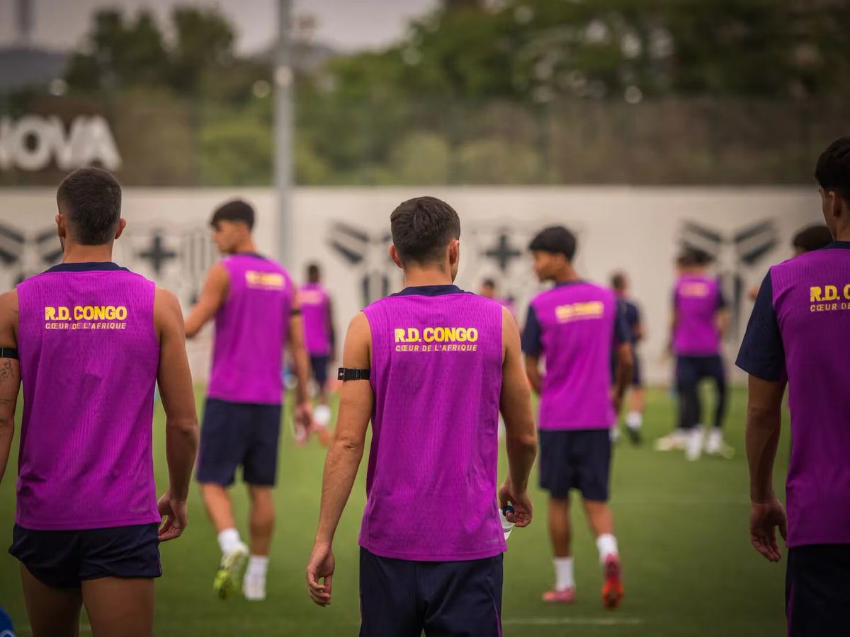 ESnomanu's tweet photo. El verano anterior, el Barcelona firmó un contrato de 40 millones, 10 por temporada, con el Congo. 

Con esa palanca, el Barça pudo inscribir a Joan García. 

Hoy el Barça ha quitado de sus camisetas el patrocinio porque era una palanca falsa, nunca llegó el dinero. 

El bufón de Tebas seguirá criticando al Madrid y a Florentino y callando con en Barça.