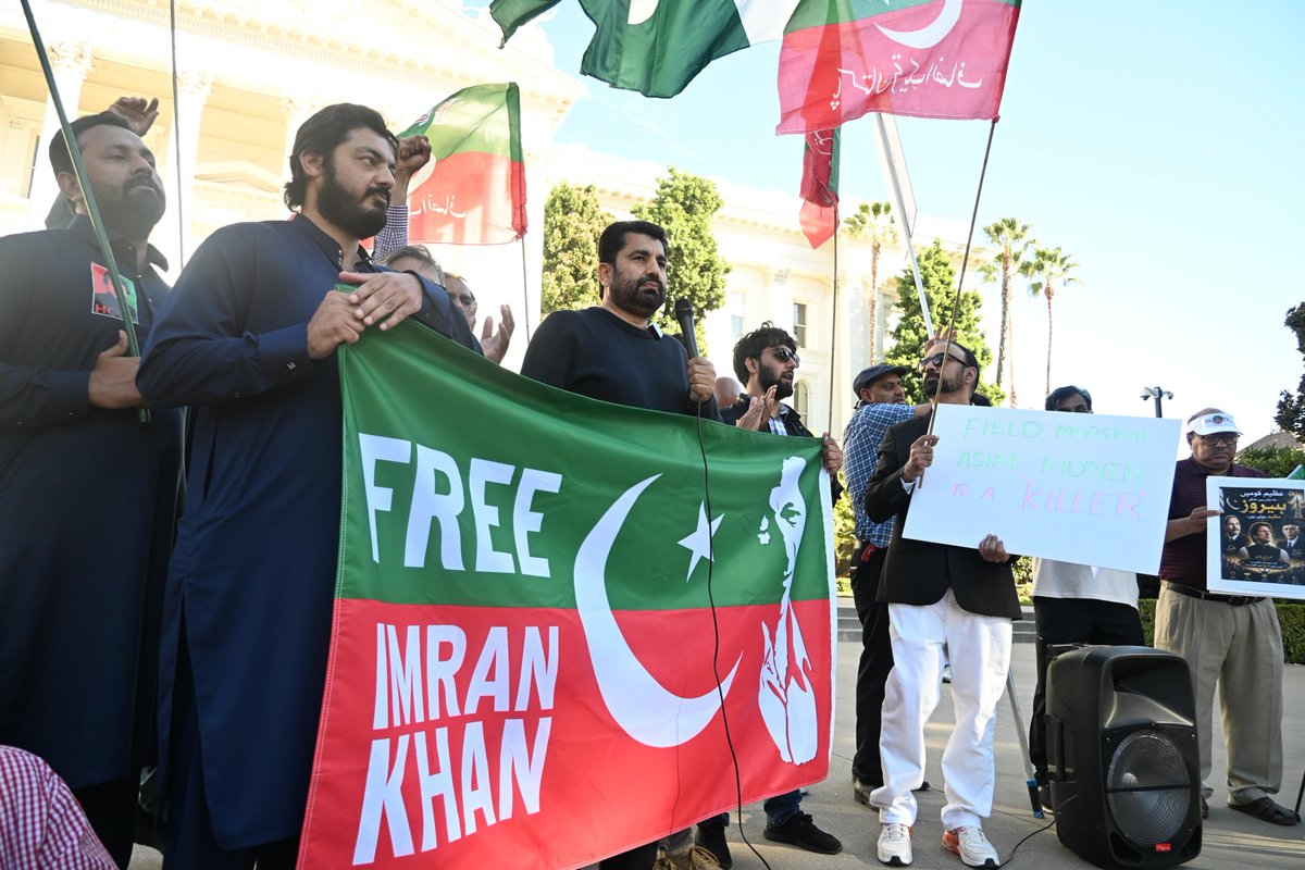 QasimKhanSuri's tweet photo. سیکرامنٹو، کیلیفورنیا میں عمران خان کی رہائی، پاکستان میں جاری عاصم منیر رجیم کے ظلم اور انسانی حقوق کی بدترین پامالیوں کے خلاف احتجاج کو لیڈ کیا۔
#FascismUnderAsimLaw 
#PakistanUnderMartialLaw https://t.co/I1ajMKZ0Df