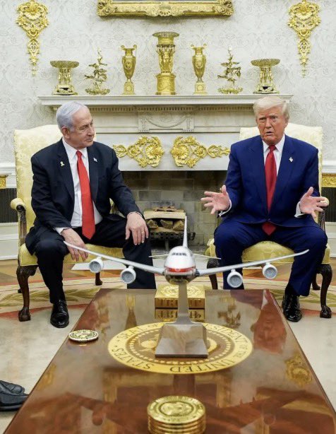 KBAndersen's tweet photo. Our gold-crazed gangster president kidnapped and took over for Venezuela’s gangster president, had his business partner immediately fly out with a half ton of gangster gold and bring 10 bars to a little party across from the Oval Office for Trump to ogle. https://t.co/Qmo1xoXZeo https://t.co/lbQ8thvCCJ