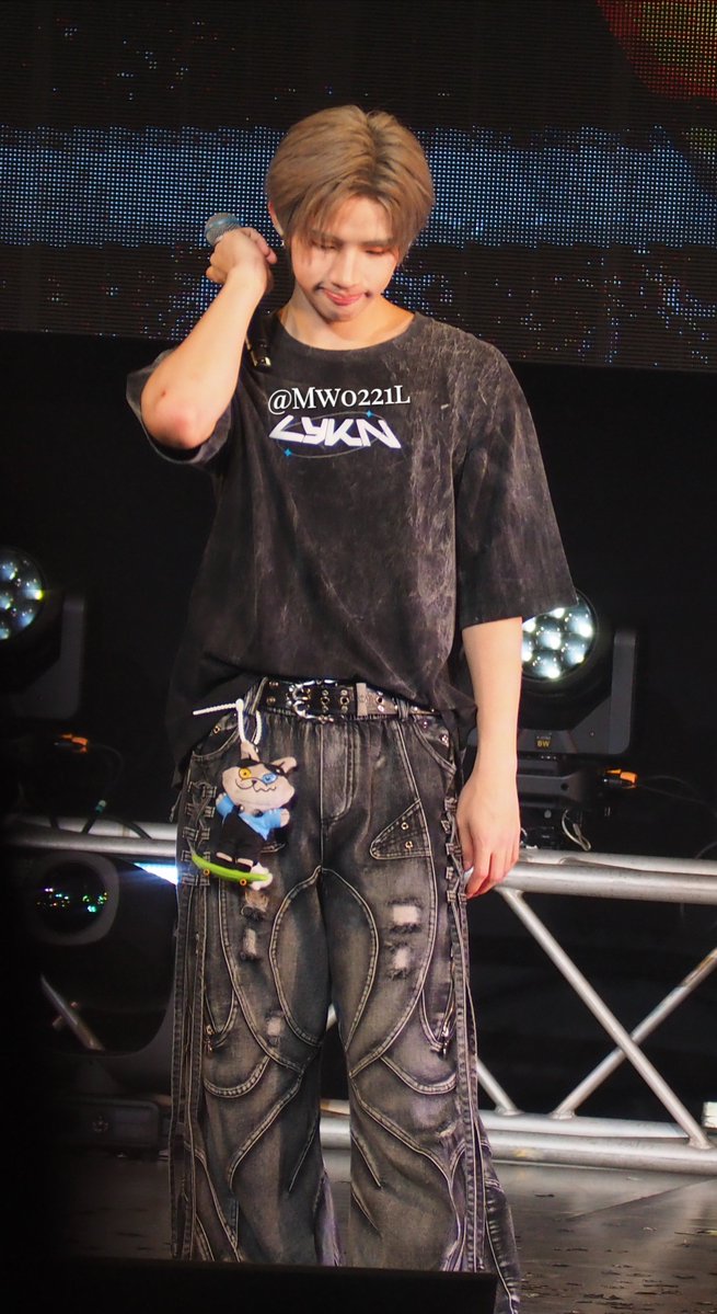 Mw0221l's tweet photo. マイク🎤をダンベル代わりにするHONG君🩷🤣

👇DAY1

#LYKNDuskAndDawnxOsaka
#hongshihoshi https://t.co/EYkI1Yab4e