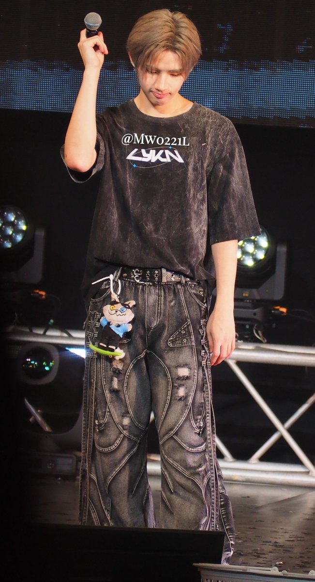 Mw0221l's tweet photo. マイク🎤をダンベル代わりにするHONG君🩷🤣

👇DAY1

#LYKNDuskAndDawnxOsaka
#hongshihoshi https://t.co/EYkI1Yab4e