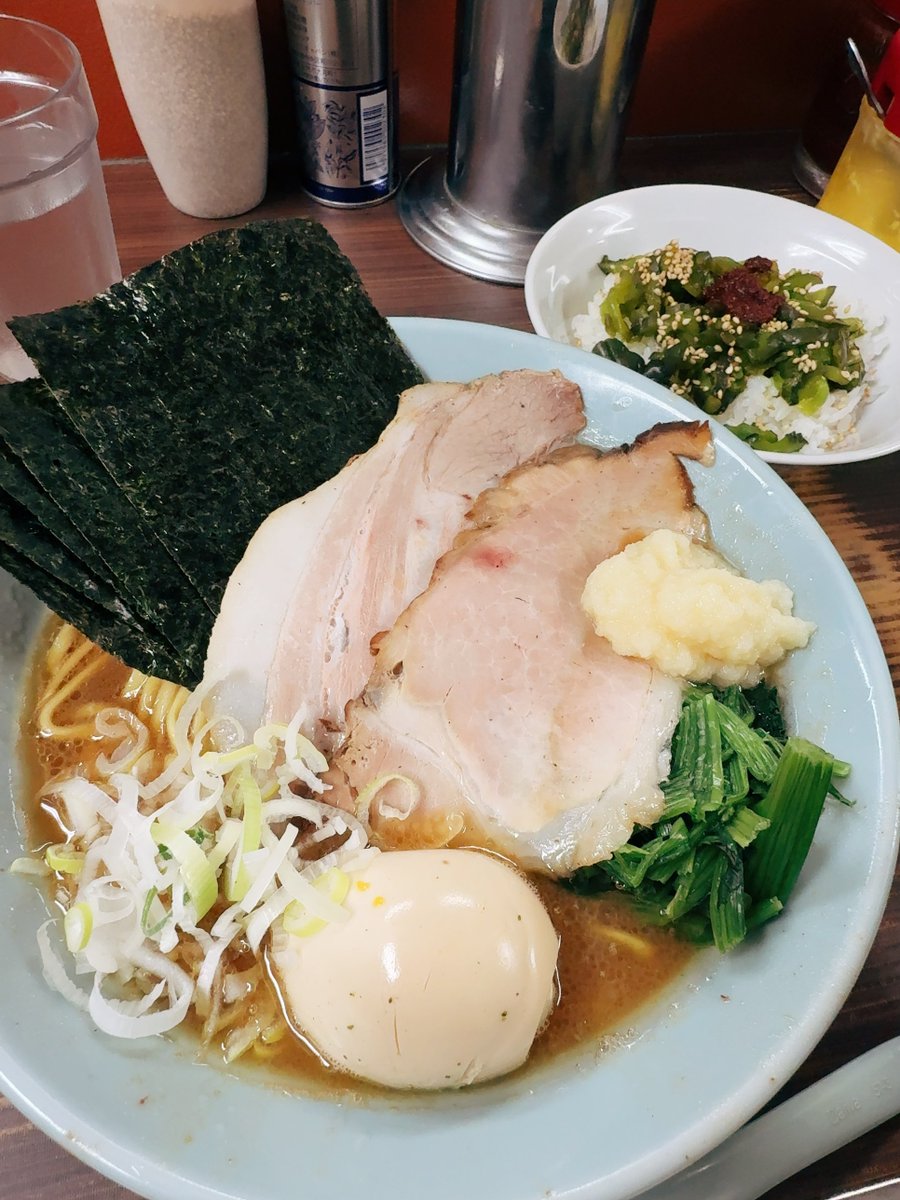7ayanerune3's tweet photo. 武蔵家川口⭐️特製らーめん(中)と半ライス🥒
ちょっと思うところがあり久しぶりの来訪。値段ガッツリ上がってて驚き🫪
もう全部のせ食べるのは厳しい😢💸ただ味は戻っていて超旨かった！TP変わった旨はアカウントに記載されてたので納得なんだけ��、麺もライスも以前より量減った…❔腹六分ぐらい🐷💦 https://t.co/nmdCm7iLHm