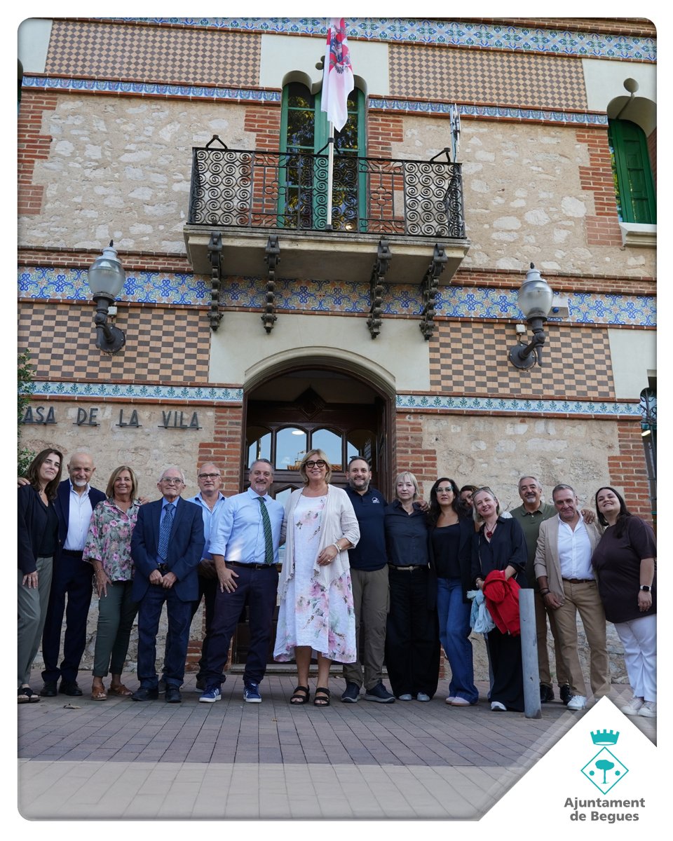 ajbegues's tweet photo. 🇮🇹 Una representació de diverses entitats de Sant'Oreste, municipi agermanat amb #Begues, va recórrer els estands la 19a Mostra d'Entitats en el marc d'una visita per conèixer el nostre teixit associatiu.
➕ 📸 ⬇️
🔗 https://t.co/vye2Dv39zG https://t.co/kgd7xTTrmp