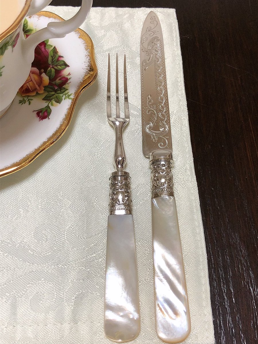 GRACE08468403's tweet photo. 晩ごはん〜(ﾉ*°▽°)ﾉ

メゾンカカオ本店さん
・生チョコタルト(ビター)
・生チョコバナナパイ

8joursさん
・アイスミルクティー(パリの道標)

刃先まで模様があるの素敵(   ˉ͈̀꒳ˉ͈́ )✨

 #晩ごはん  #メゾンカカオ本店  #チョコレート  #鎌倉  #8jours  #紅茶  #ミルクティー  #下北沢 https://t.co/2DVQjxqCiX