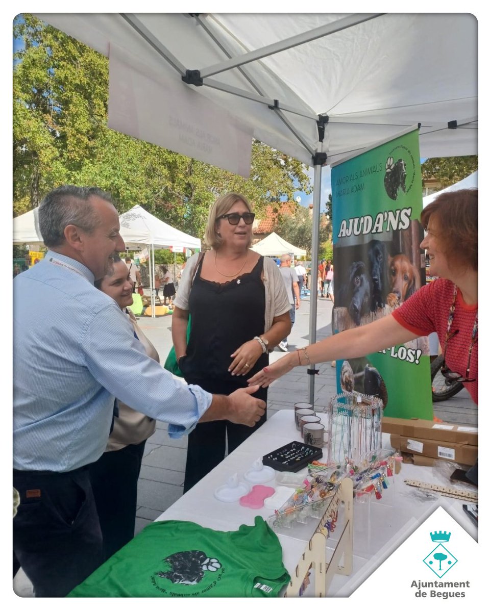 ajbegues's tweet photo. 🇮🇹 Una representació de diverses entitats de Sant'Oreste, municipi agermanat amb #Begues, va recórrer els estands la 19a Mostra d'Entitats en el marc d'una visita per conèixer el nostre teixit associatiu.
➕ 📸 ⬇️
🔗 https://t.co/vye2Dv39zG https://t.co/kgd7xTTrmp