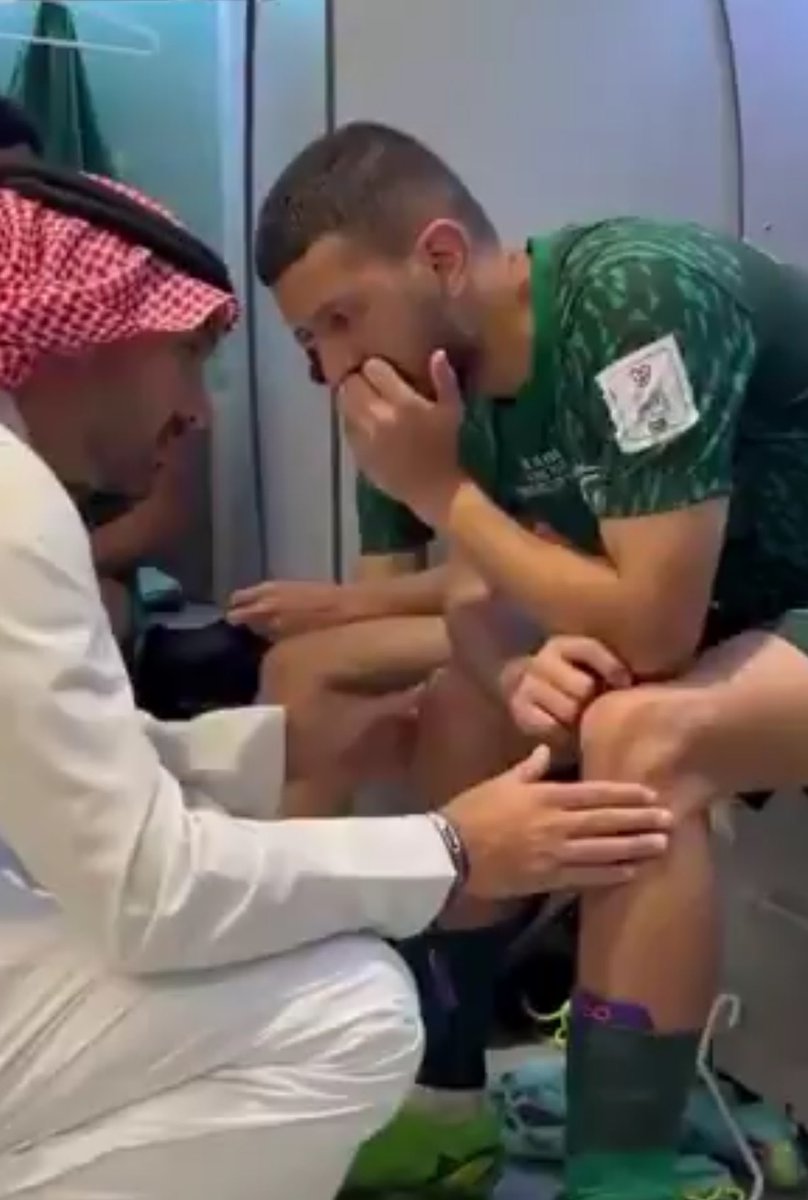 jdeed2002's tweet photo. للتذكير :
نواف العقيدي 
حارس المنتخب السعودي اصيب بأوّل مباراة ببطولة الخليج بجدة في مباراة #السعودية_الكويت 
من لديه صورة لمسؤول زاره وطيّب خاطره ولو كان(مكشّر)ينشرها ..! 😂
#خليجي٢٧ https://t.co/omJoUehKp5