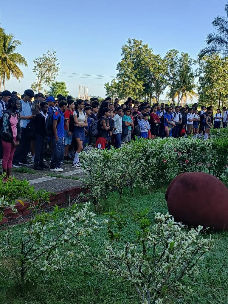 eidecp's tweet photo. Rayando las 8:00 am, nuestr@s atletas y trabajadores, en señal de festejo por su 66 aniversario de fundado, celebraron matutino especial en alegoría a la fecha.

#100AñosConFidel
#ElBarrioNosUne
#EideCerroPelado https://t.co/8CwKtEjxmT