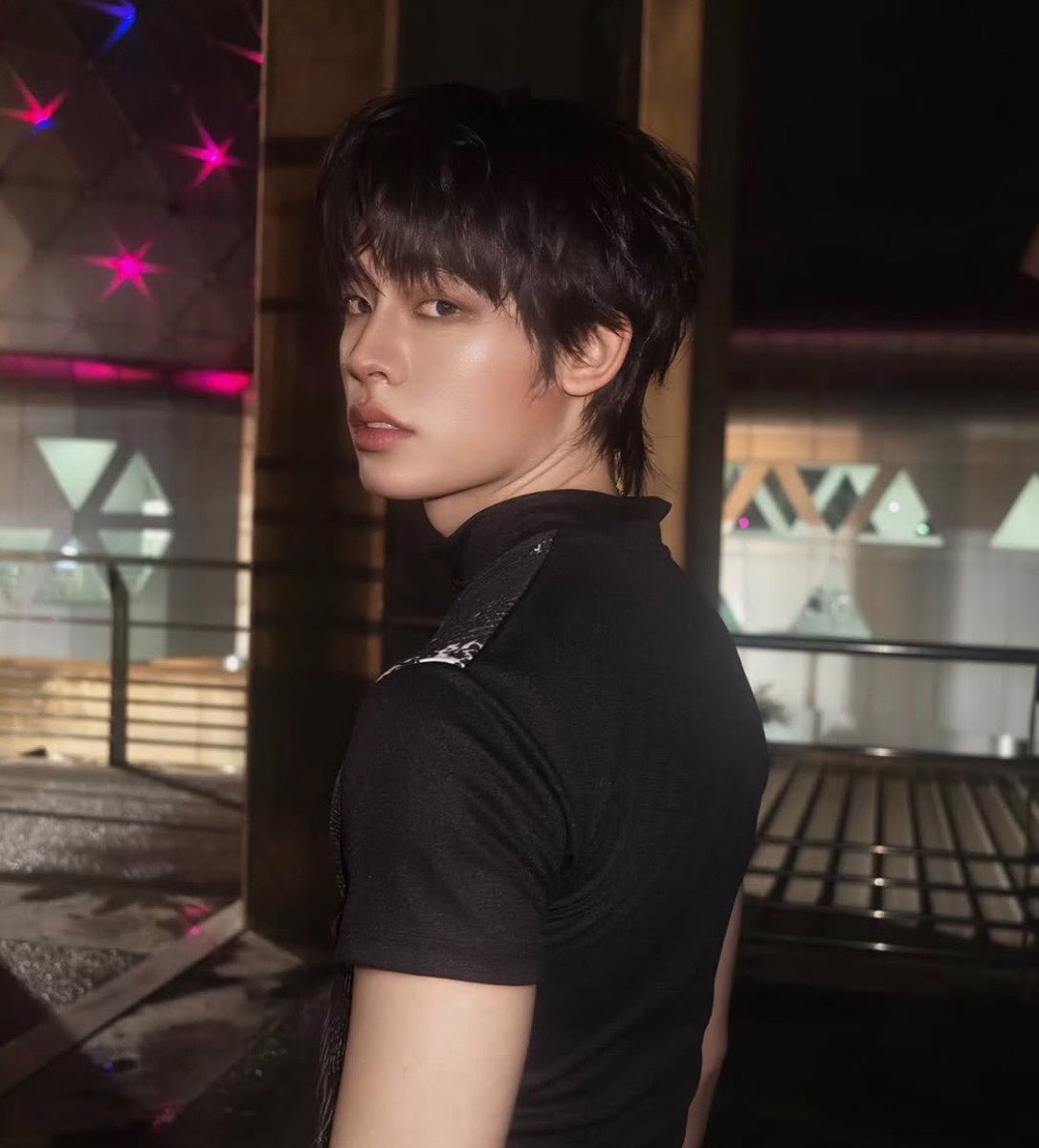 eeqlanwoil's tweet photo. ชั้นคิดมาตลอดว่าน้องป๋อตัวบางจริงๆ หรอ จนมาเห็นรูปฮีใส่เสื้อพอดีตัวหันข้างแบบนี้ เออ ฮีตัวบางจริงๆ แต่แค่ชอบใส่เสื้อตัวใหญ่เฉยๆ อะ ยัยหมวยช้านหึง https://t.co/Cihu1M10Ek