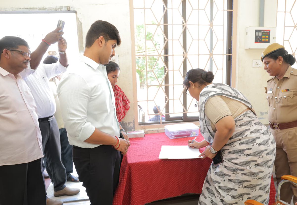 DEO_KKI's tweet photo. Chief Electoral Officer / Principal Secretary, Mrs. Archna Patnaik IAS, conducted a quarterly review on 28-09-26 in the EVM Warehouse in Kanniyakumari district, in the presence of the DEO and District Collector, as well as representatives of recognized political parties. https://t.co/kukrjolldF