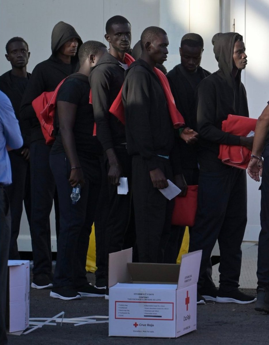 CanarioToday's tweet photo. 🔴 #ElHierro | Ya son 3.528 los inmigrantes ilegales recogidos por Salvamento Marítimo en la isla.

Solo en este mes 1.050.

Orígenes diversos como Gambia, Senegal, Mali, Guinea Conakry, Guinea Bissau, Nigeria y Costa de Marfil. https://t.co/Ozt0eT0aof