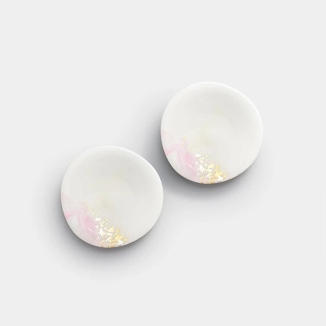 the_becos's tweet photo. ✨新商品✨
金沢箔の美しさを暮らしに取り入れられる#箔一 のアイテムが新登場✨
職人の手仕事で仕上げられた、華やかな手鏡、テーブルウェアをご用意しました。
金沢箔ならではの上品な輝きをお楽しみください✨
#贈り物 にもオススメです🎁
https://t.co/YfUNubHVWX
#BECOS #金沢箔 #伝統工芸 https://t.co/Gdvmfbi3gQ