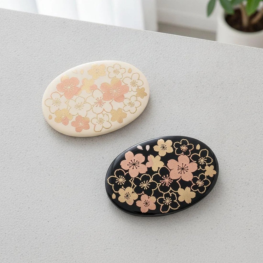 the_becos's tweet photo. ✨新商品✨
金沢箔の美しさを暮らしに取り入れられる#箔一 のアイテムが新登場✨
職人の手仕事で仕上げられた、華やかな手鏡、テーブルウェアをご用意しました。
金沢箔ならではの上品な輝きをお楽しみください✨
#贈り物 にもオススメです🎁
https://t.co/YfUNubHVWX
#BECOS #金沢箔 #伝統工芸 https://t.co/Gdvmfbi3gQ