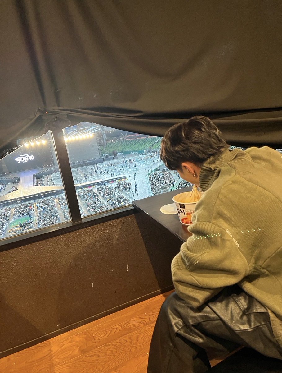 svt_c176's tweet photo. ホシくんが🍜食べながらCARATが帰るのを見守ってくれてたのもベルーナだよね( ˘ω˘ ) https://t.co/XTM90QdKce