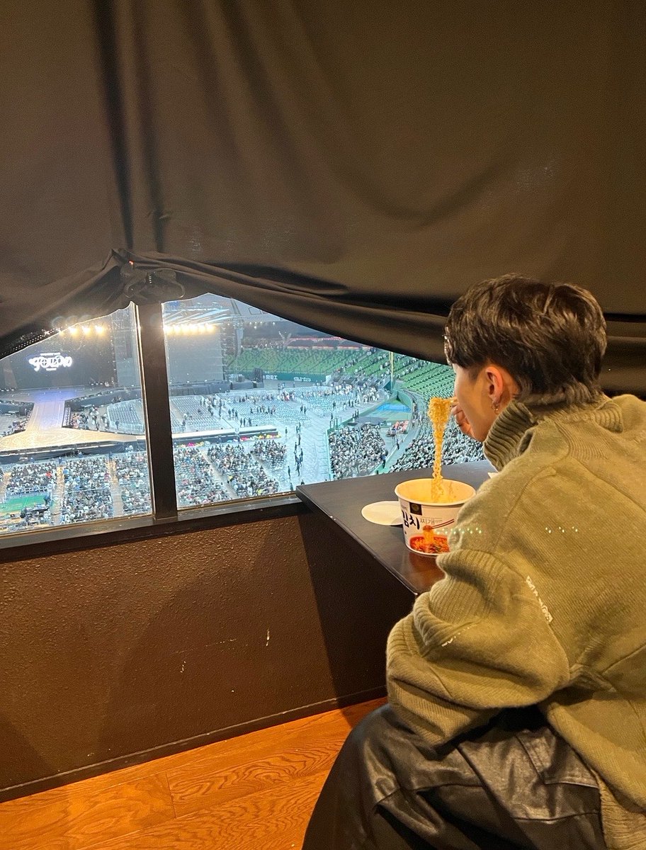 svt_c176's tweet photo. ホシくんが🍜食べながらCARATが帰るのを見守ってくれてたのもベルーナだよね( ˘ω˘ ) https://t.co/XTM90QdKce