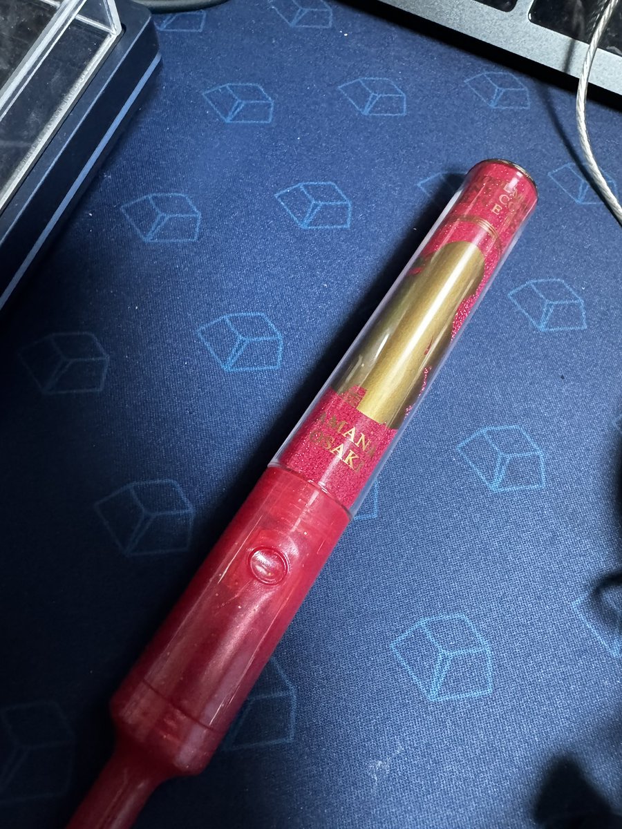 boxdesuwa's tweet photo. [人を探しています]

人を探しています。

MSP D1で、甘奈のペンライトを探していらっしゃった方。

本日荷物を整理していたところ、私のペンライトと混ざっていたことに気づきました。

可能であれば、ぜひ元の持ち主の方へお送りしたいと思っております。私の席はアリーナ席R14ブロック20番でした。 https://t.co/KJp8LvlB31