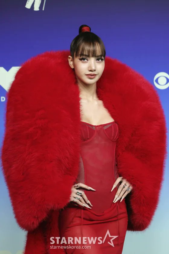 NetizenSpill's tweet photo. BLACKPINK's Lisa Dominates VMA Red Carpet in Sheer Corset Dress + Red Fur [Star Issue]

1. [+8;-1] Go home
2. [+5;-1] What's wrong with this one now
3. [+4;-1] It looks like cheap imitation crab meat
4. [+3;-2] Avoiding shoulder bumps, playing it safe, red red
5. [+1;-1] It reminds me of a hunter coming down the mountain with a hunted deer draped over both shoulders

cr: Nate

#lisa #blackpink