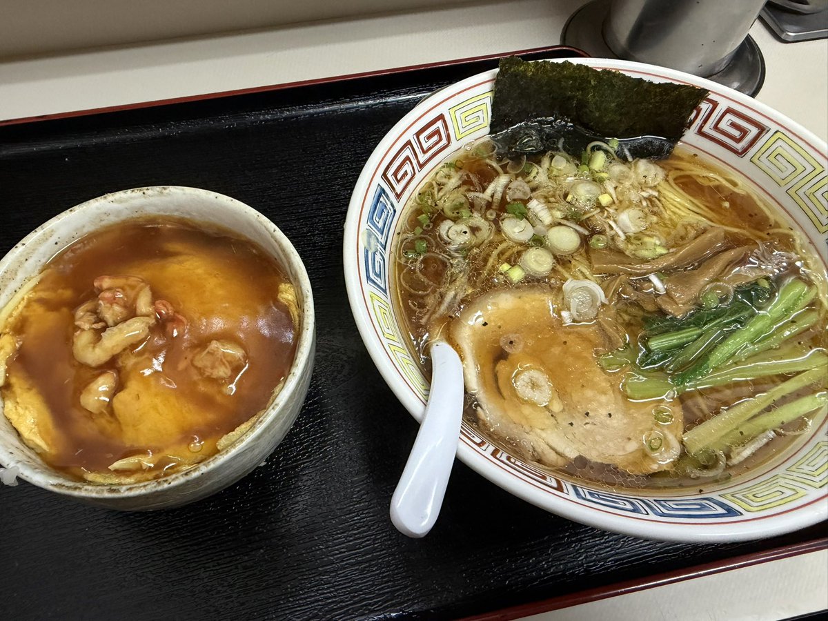 Passofsunao's tweet photo. ひろし(大山)天津丼セット。動物系&amp;和風しっかりしたベースの出汁に、キリッと輪郭のある醤油ラーメン。天津丼も卵ふわふわで満足度高。これは近くにあったら毎日通っちゃうなぁ。次はチャーハンとか餃子も食いたい。。。#ひろし https://t.co/fmaAFNNjZL