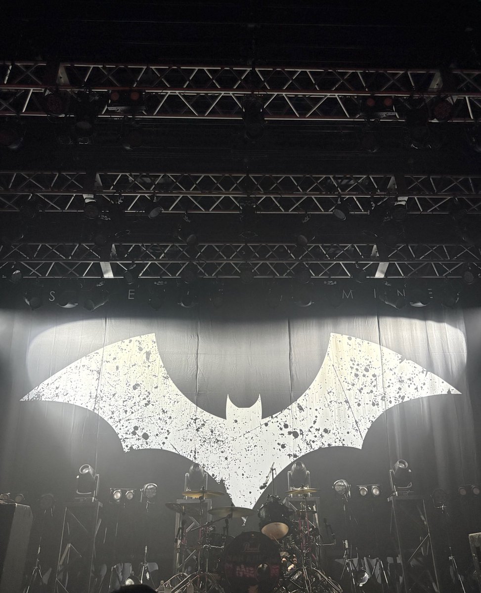 Rockwoaisu's tweet photo. 2ヶ月ぶりの現場&amp;初SiMワンマン楽しかったああ！
ゲストも豪華だったし、謎の斜めwodもできて楽しかったし、いつもとは違う雰囲気の曲もたくさんで新鮮ですた
あとMCでMAHさんが「猫好きですか！犬派の人ー！おかえりくださいー！」って言ってておもろかった https://t.co/HwnGLnWEOL