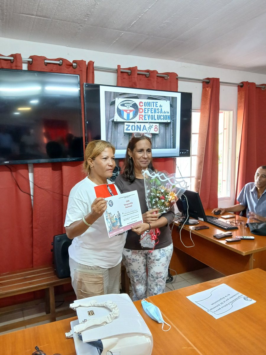 GladysArtemisa's tweet photo. En el marco del 66 aniversario de la organización cederista , recibió la condición de Vanguardia Nacional de los CDR una excelente mujer,@AliuchaPino incansable y batalladora,inpiración permanente para quienes la admiramos.
#CDRCuba
#66AñosCDR
@DiazCanelB 
@GHNordelo5 
#Artemisa https://t.co/CaQopXkQme