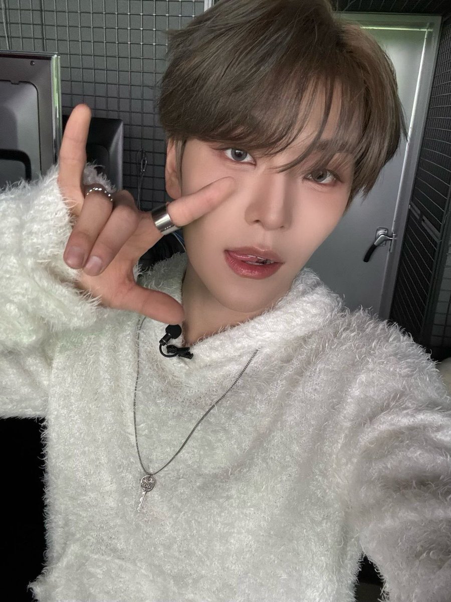 sssmachoboy's tweet photo. 💛🩶🖤 https://t.co/xfioqVU3GX