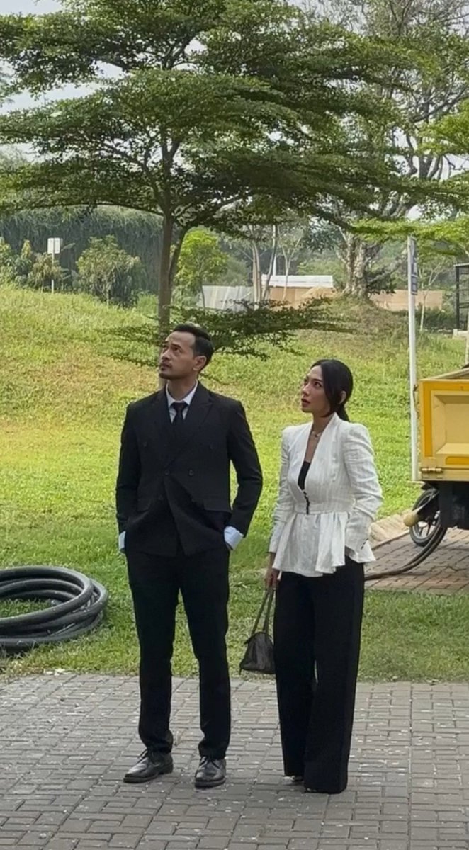 yycacaw's tweet photo. POV : sedang memantau manusia berisik 🤪💃🏻🙌

#wcyl #WajahCintaYangLain https://t.co/H4cHfkXXiI