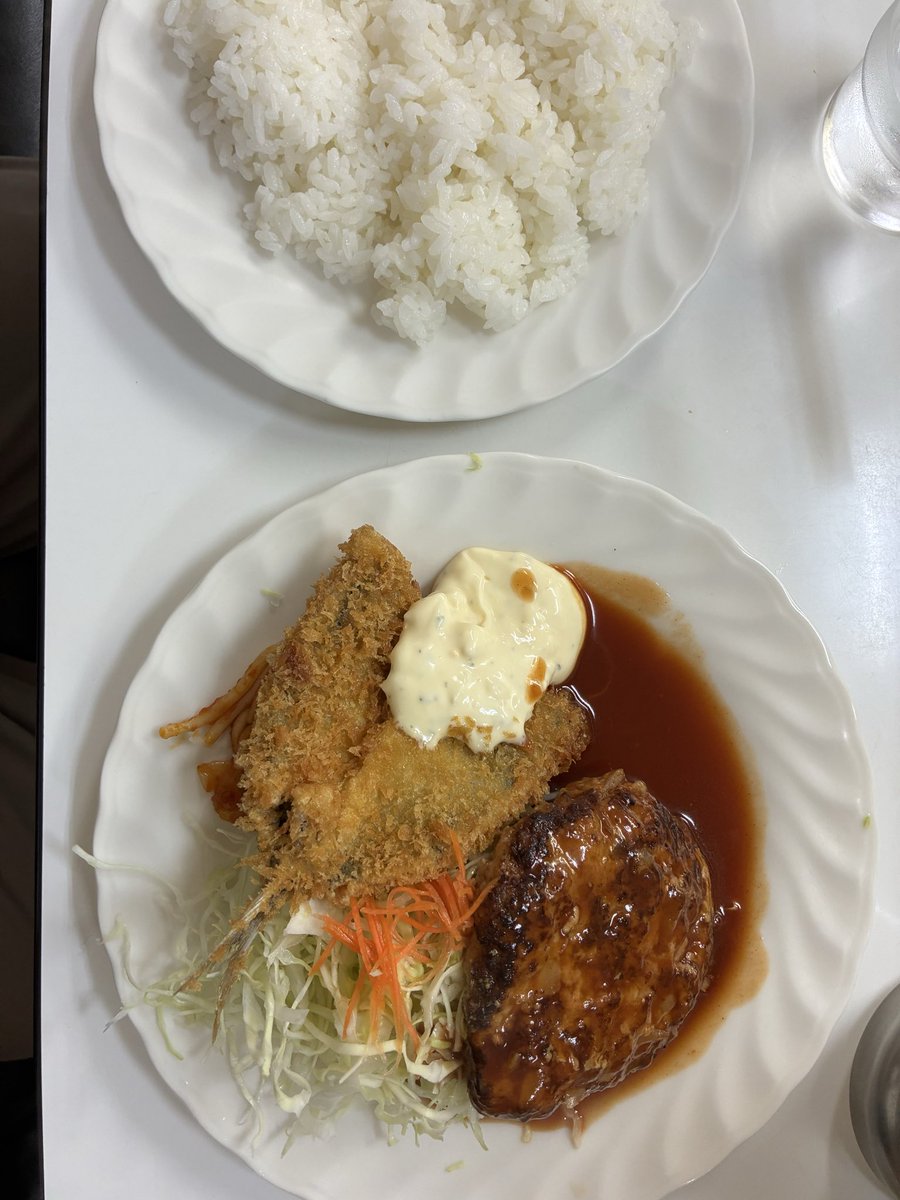 nishidama1's tweet photo. 月曜の帰宅ラン7キロ。

本来はポイント練習予定でしたが、雨でスキップ⏭️

しっかり残業で残タスクを終えると、小雨になってたので帰宅ラン。

涼しいと思いきや、湿度満点で不快指数はMAX😭

いっぱい食べて寝ます。 https://t.co/KNQojG2ERU