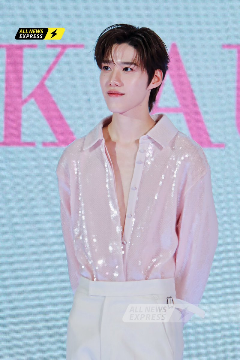 ALLNewsEXPRESS1's tweet photo. Auraนี้เต็มร้อยเอาไปล้าน!! "พีพี กฤษฏ์" #PPKritt ร่วมเปิดตัว "MizuMi EXOBRIGHTtm Pink Mask" ในงาน MizuMi x PP KRIT - THE PINK AURA

MIZUMI PINK MASK X PP KRIT
#MizuMi #MizuMixPPKRIT #MizuMixPPKRIT_ThePinkAura 
#มาสก์ชมพูพีพี #PPKritt https://t.co/vKaotTw5MX