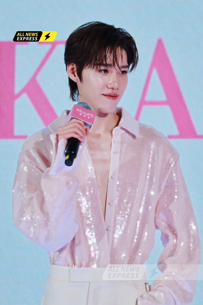 ALLNewsEXPRESS1's tweet photo. Auraนี้เต็มร้อยเอาไปล้าน!! "พีพี กฤษฏ์" #PPKritt ร่วมเปิดตัว "MizuMi EXOBRIGHTtm Pink Mask" ในงาน MizuMi x PP KRIT - THE PINK AURA

MIZUMI PINK MASK X PP KRIT
#MizuMi #MizuMixPPKRIT #MizuMixPPKRIT_ThePinkAura 
#มาสก์ชมพูพีพี #PPKritt https://t.co/vKaotTw5MX