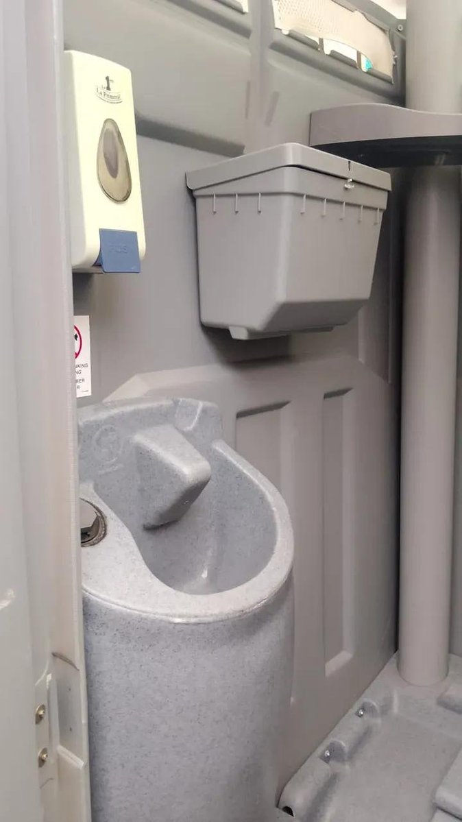 LibersadEirl's tweet photo. 🚻 Baños portátiles con lavamanos interno  disponibles en alquiler👇

 ✅ pensando siempre en la comodidad e higiene de tus colaboradores e invitados.

 ✅Además nuestro servicio incluye: transporte, instalación en sitio, mantenimientos, limpieza y devolución. 🚛🚛

📱947342401 https://t.co/kES5rSZrBr