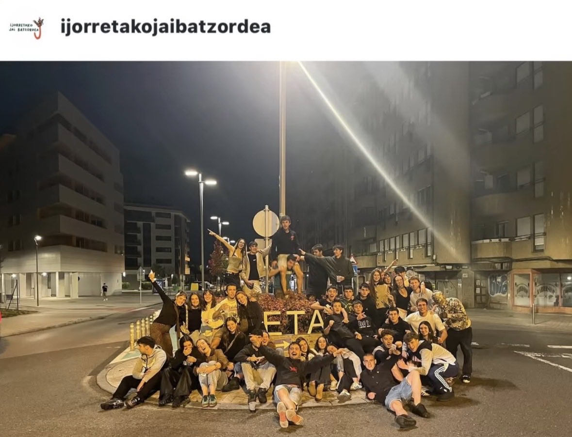 Itsasokogudaria's tweet photo. Jende honek esaten digu gainerakoei zer den onargarria eta zer ez. Zer den antifaxista eta zer ez. Zer den Giza Eskubideak errespetatzea eta zer ez. Zein iritzi diren “ultrak” eta zeintzuk ez.
Ez dezagun HBren marko mentala eta ideologikoa erosi, mesedez. https://t.co/1AXWSrv77K