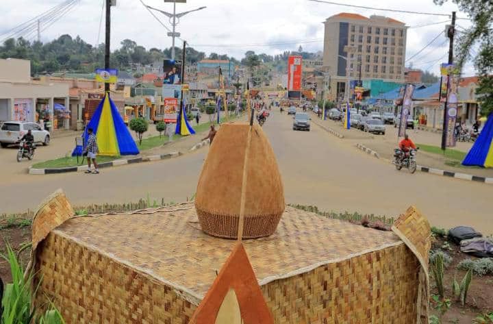 pearlfmug's tweet photo. Ekibuga Fort Portal kibaaniriza ku mukolo gw’okutuuza Omukama omuggya ku Ngoma ogw'omulundi ogusooka ogw'Omukama ow'ekkumi n'abana ow'Obukama bwa Tooro (Kujumura Engoma) https://t.co/zih3iEKIDi