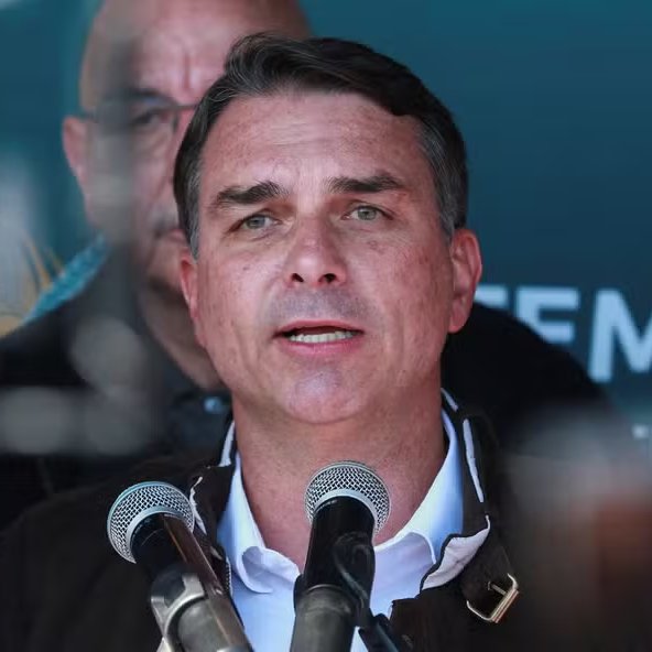 meioindep's tweet photo. 🚨ATENÇÃO: Senador Carlos Viana deixa Caiado e declara apoio a Flávio no 1º turno: "O morno não serve" https://t.co/DmVqsGtz39