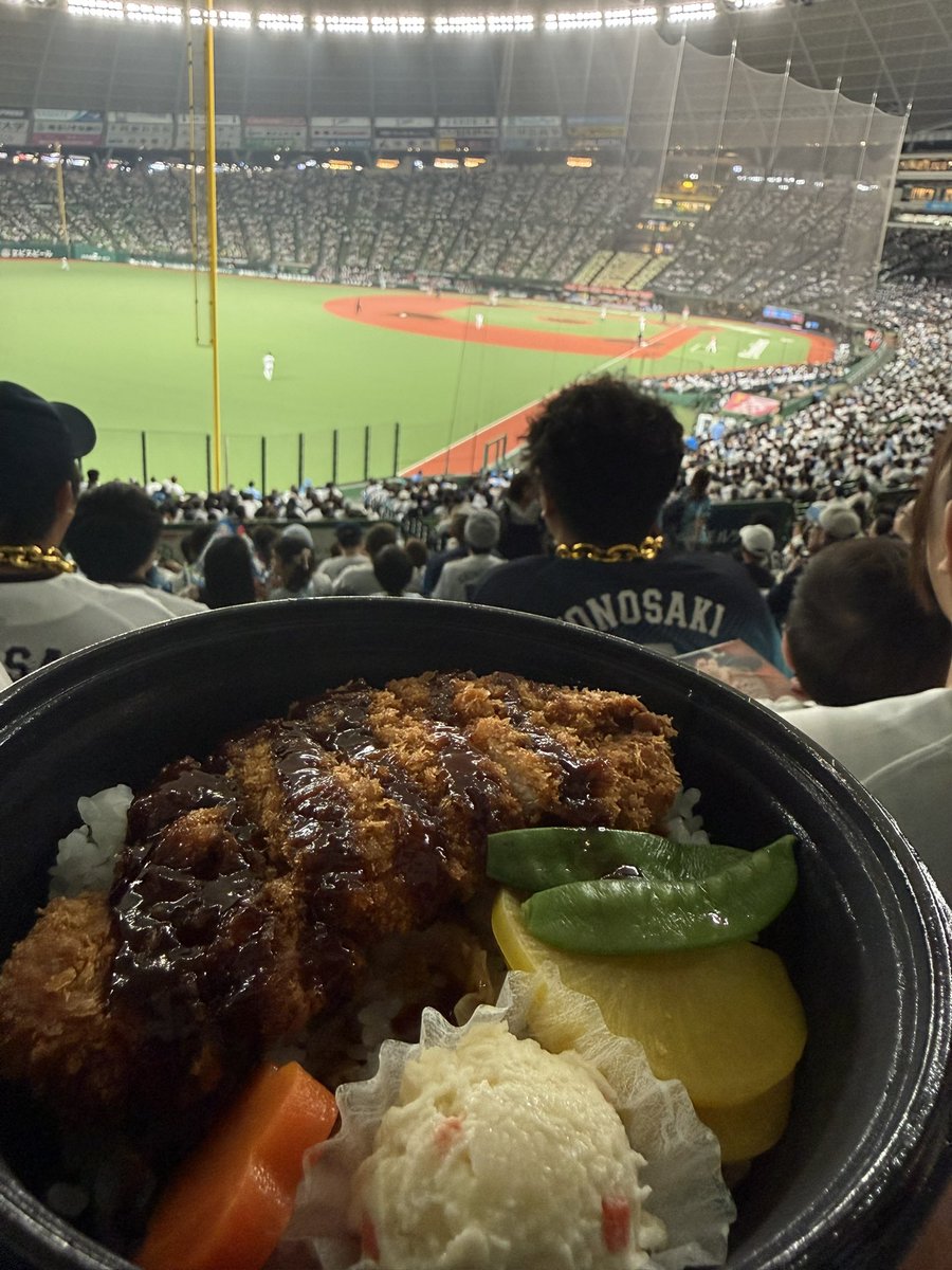 Sakura_Rwork's tweet photo. 今日の夜ご飯は屋内のような、屋外のような場所で食べました。 https://t.co/njnAlkX4LY