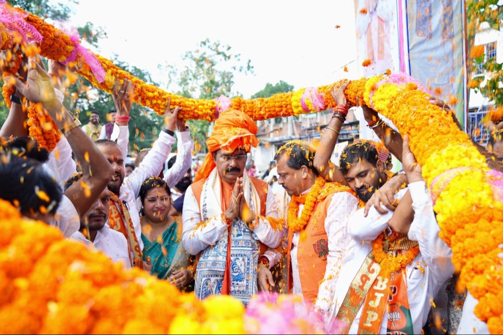 sanjay_saraogi's tweet photo. हृदय से आभार!

बांका में प्रथम आगमन पर अमरपुर विधानसभा क्षेत्र के डुमरई, मकदमा सहित विभिन्न स्थानों पर माननीय विधायक श्री कुमार प्रणय जी, श्री पूरन लाल टुडू जी, पार्टी के पदाधिकारियों एवं कार्यकर्ता साथियों ने आत्मीय स्वागत एवं अभिनंदन किया।

कार्यकर्ता साथियों का यह स्नेह, उत्साह और अपनापन सदैव ऊर्जा प्रदान करता है।
