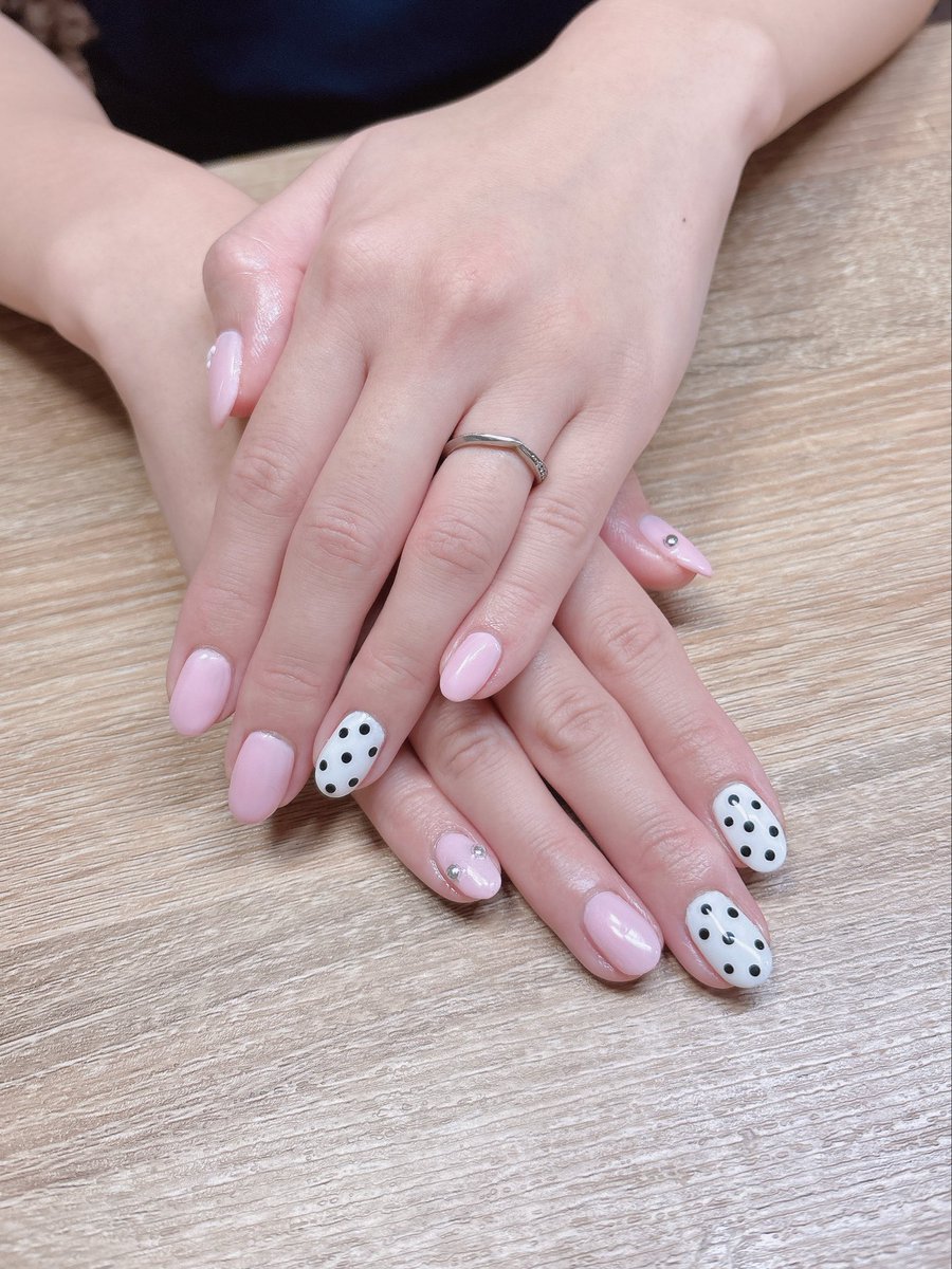 I1106Me's tweet photo. ドット💅🏻✨️
#ジェルネイル
#ドットネイル
#大人可愛いネイル
#ネイルデザイン
#naildesign
#ショートネイル
#ピンクネイル
#dotnails
#shortnails
#naildesign
#pinknails
#ピアスネイル https://t.co/adrHrbK0GA