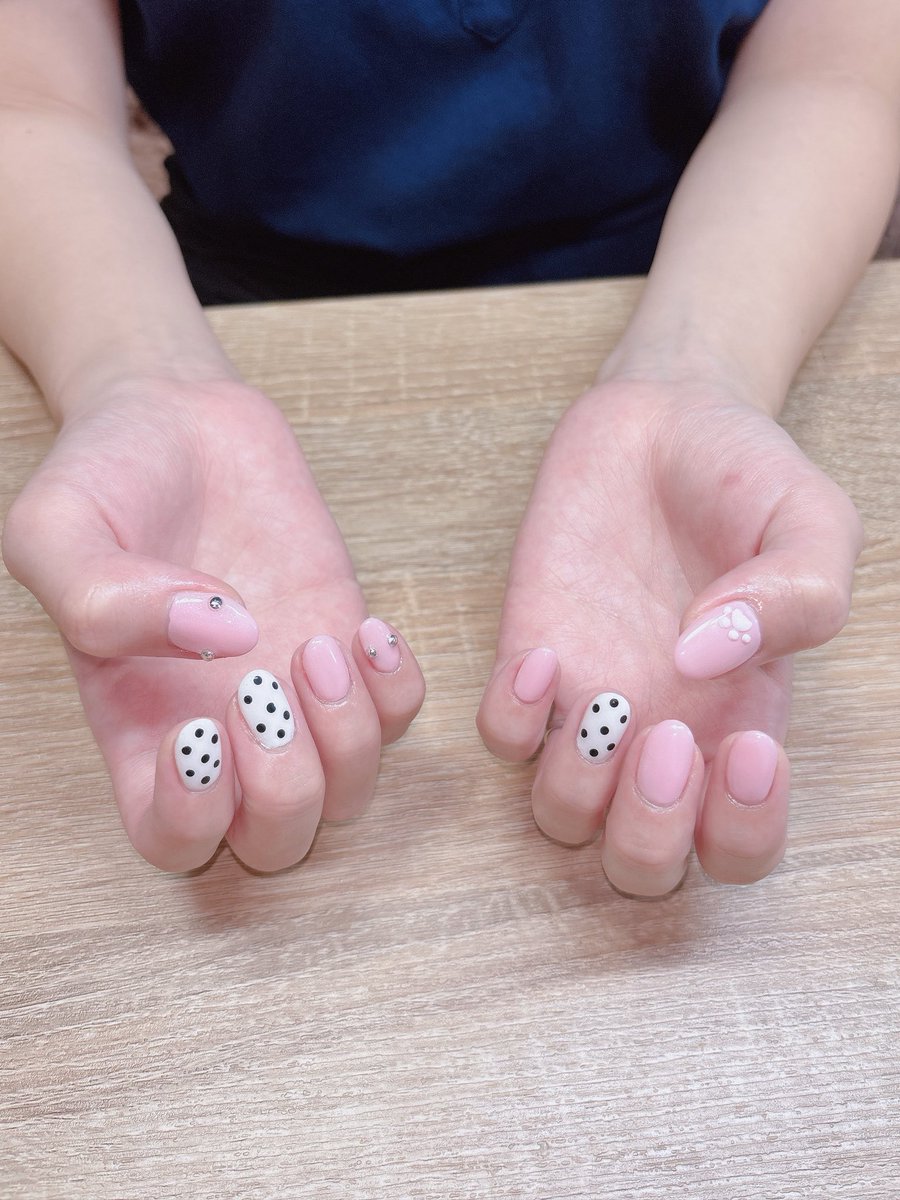 I1106Me's tweet photo. ドット💅🏻✨️
#ジェルネイル
#ドットネイル
#大人可愛いネイル
#ネイルデザイン
#naildesign
#ショートネイル
#ピンクネイル
#dotnails
#shortnails
#naildesign
#pinknails
#ピアスネイル https://t.co/adrHrbK0GA