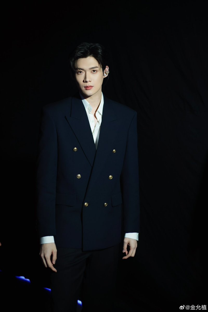 pn_ynnep's tweet photo. Some people wait for the spotlight. Kim Yoonsik has the kind of presence that makes the spotlight find him. Funny how that works.

WE STAND WITH KIM YOON SIK

#KIMYOONSIKSHINES
#KIMYOONSIK https://t.co/wDBCASFf9k